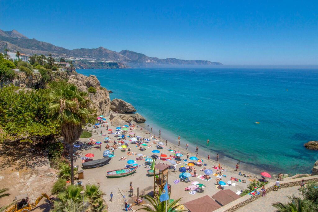wybrzeże costa del sol w Hiszpanii, plaża i piasek, niebieska lazurowa woda, palmy, słoneczna pogoda