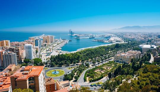 malaga port miasto widoki plaża góry