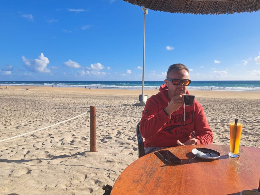 cafe con leche kawa restauracja kawiarnia poza sezonem plaża nad morzem